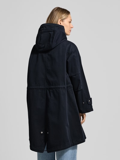 Frauenmodel trägt Regular Fit Parka aus reiner Baumwolle von Marc O'Polo, Optik: Unifarben, Ganzkörperansicht Rückansicht.
