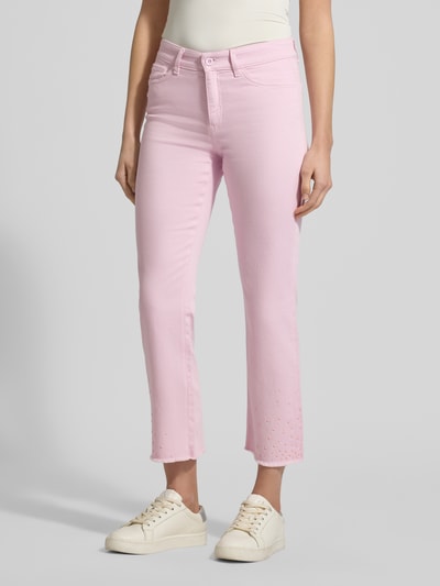 Vrouwenmodel draagt Slim Fit Jeans met Fransen van Marc Cain, lichtroze, Mix van katoen en elastaan, steekzakken, franjes, bandwijdte maat 36: 38 cm, binnenbeenlengte maat 36: 70 cm, volledige lichaamsaanzicht voorkant.