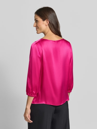 Frauenmodel trägt Regular Fit Bluse aus Seide mit 3/4-Arm von Marc Cain in kräftigem Pink, glatte Textur, Rückenansicht, Damen Bluse, reine Seide, Rundhalsausschnitt, Rückenlänge 59 cm, Ärmellänge 49 cm.