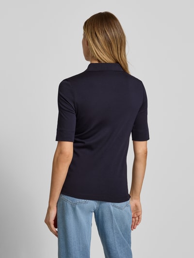 Männermodel trägt Slim Fit Poloshirt mit Knopfleiste und 1/2-Arm von Christian Berg Woman, czarny, bawełna, krój slim fit, długość tyłu 61 cm, Ganzkörperansicht Rückansicht
