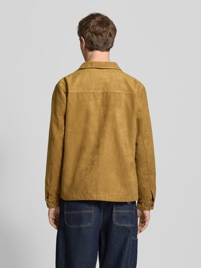Männermodel trägt Jacke in Leder-Optik Modell 'FOSSY' von Blend, Regular Fit, Umlegekragen, Reißverschluss, Brusttasche, Rückansicht.