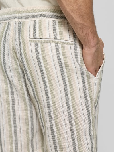 Männermodel trägt Shorts mit elastischem Bund und Eingrifftaschen von MCNEAL, gestreifter Material-Mix, Regular-Fit, Nahaufnahme Hüfte.