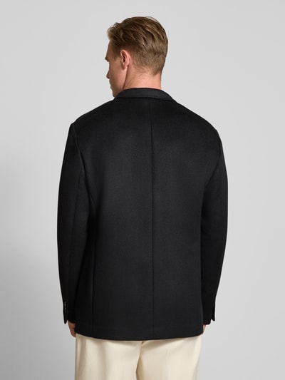Männermodel trägt Slim Fit Jacke aus Lanawoll-Mix mit Stehkragen von Emporio Armani in Schwarz, strukturierte Oberfläche, Ganzkörperansicht Rückansicht. Kontext: Elastischer Lanawoll-Mix, asymmetrische Knopfleiste, aufgesetzte Taschen, Rückenlänge 79 cm, Schulterbreite 46 cm, Ärmellänge 67 cm.