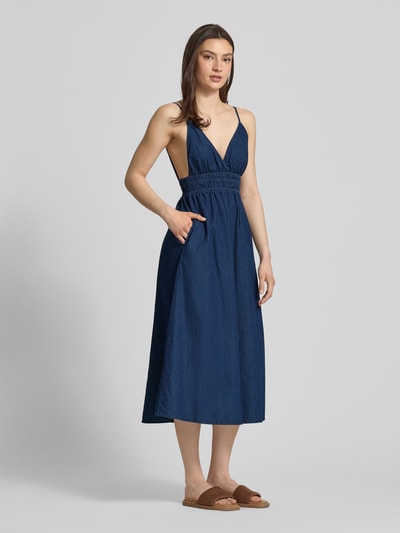 Frauenmodel trägt Jeanskleid mit rückseitiger Schnürung Modell 'DEBBY CHAMBREY' von JJXX, Reine Baumwolle, Taillierter Schnitt, Midikleid, V-Ausschnitt, Ganzkörperansicht von vorne.