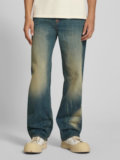 Mannenmodel draagt Straight Fit Jeans aus Baumwolle van Kenzo, puur katoen, used-look, 5-pocketmodel, blauw met beige accenten, knoop- en ritssluiting, binnenbeenlengte maat 32: 81 cm, bandwijdte maat 32: 44 cm, voorkant detailopname.