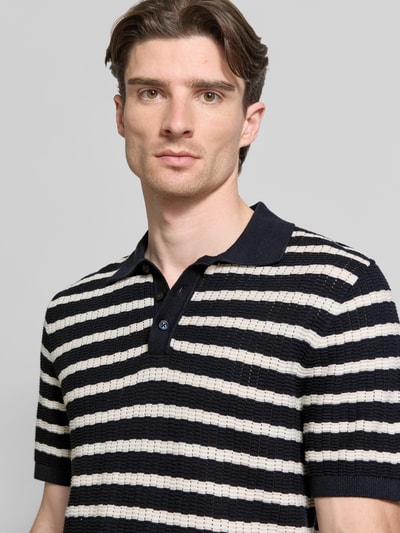 Männermodel trägt Poloshirt mit Polokragen und kurzer Knopfleiste von MCNEAL aus Baumwolle mit Streifenmuster, Regular Fit, Nahaufnahme Oberkörper.