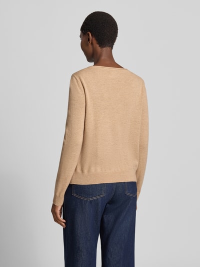 Männermodel trägt Regular Fit Pullover aus mieszanka żywej wełny i kaszmiru Modell 'Lisa' von Brax, sweter damski, beżowy, struktura miękka, prosta forma, Ganzkörperansicht Rückansicht.
