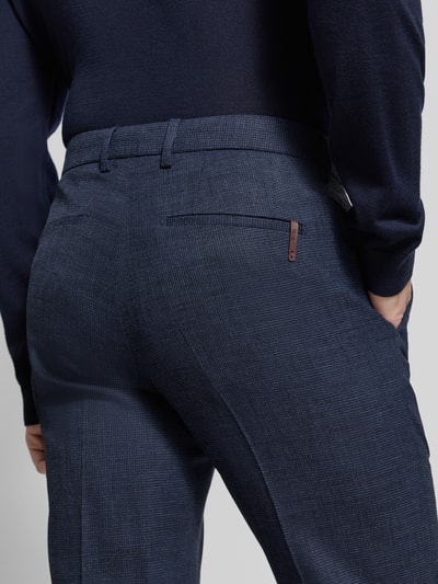 Männermodel trägt Regular Fit Anzug aus Viskose-Mix Modell 'Dalotti' von CINQUE, dezente Struktur, Nahaufnahme Rückansicht.