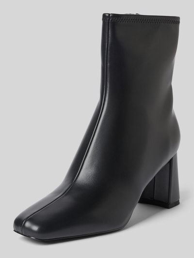 Produktfoto, Stiefeletten in Leder-Optik Modell 'Hurst' von Steve Madden, eckige Form, glatte Sohle, Blockabsatz, schwarzer Ton