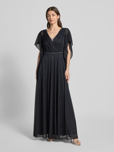 Frauenmodel trägt Maxikleid mit V-Ausschnitt und Ziersteinbesatz von Vera Mont in Glitzer-Optik, taillierte Passform, Falten-Optik, Volantärmel, Rückenlänge 133 cm, Brustweite 42 cm, Ärmellänge 24 cm, Ganzkörperansicht von vorne.