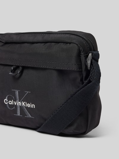 Produktfoto, Crossbody Bag mit Label-Stitching von CK Calvin Klein, schwarz, Hauptfach mit Reißverschluss, verstellbarer Schulterriemen, 21x15x6 cm