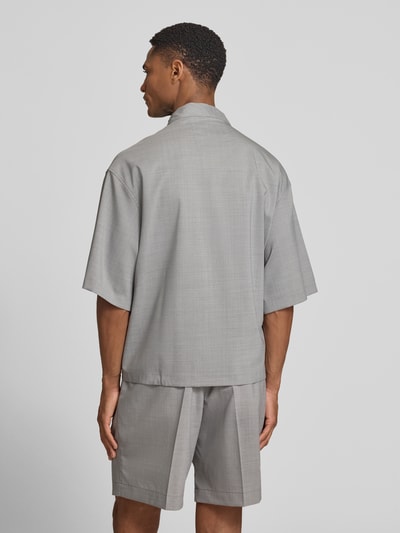 Männermodel trägt Regular Fit Freizeithemd in Wickel-Optik von bugatti, grauer Farbton, glatte Textur, Material-Mix mit Lanawoll-Anteil, Ganzkörperansicht Rückansicht.