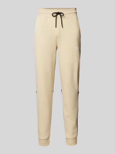 The North Face Spodnie dresowe o kroju regular fit z nadrukiem z logo model ‘ICONS’ Beżowy 2