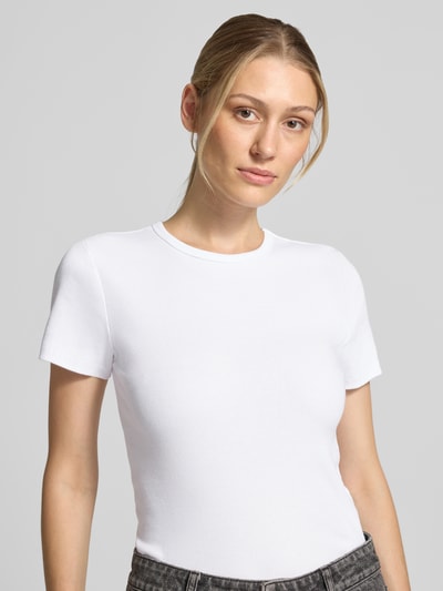 Modelka kobieca nosi Slim Fit T-Shirt aus elastischem Baumwoll-Mix von MORE, damski t-shirt z mieszanki bawełny i elastanu, prążkowany, okrągły dekolt, krój z krótkim rękawem, długość tyłu w rozmiarze 36: 57 cm, zbliżenie na górną część ciała