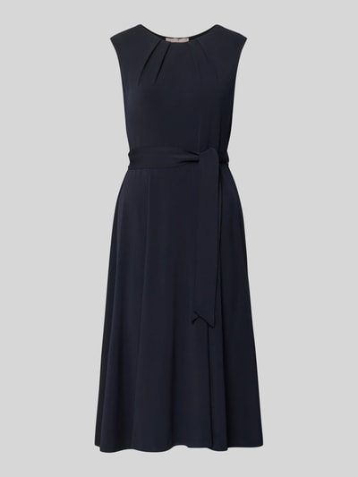 Produktfoto, Cocktailkleid mit Bindegürtel von Christian Berg Woman Selection, ciemnogranatowy, materiał elastyczny, krój taliowany, długość midi, okrągły dekolt, drapowania, pasek, długość tyłu w rozmiarze 36: 105 cm, szerokość w rozmiarze 36: 33 cm