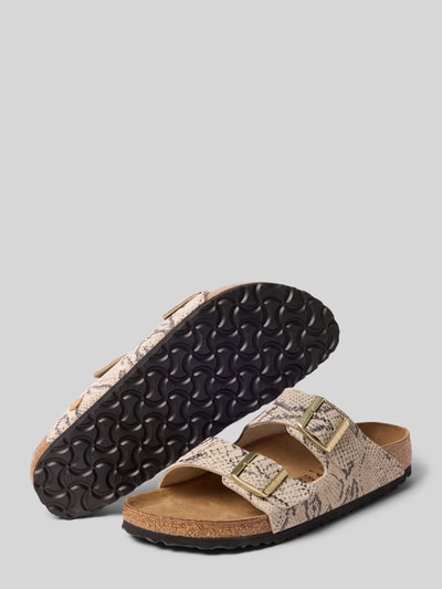 Produktfoto, Hausschuhe aus echtem Leder Modell 'Arizona' von Birkenstock, Damen Hausschuhe, abgerundete Passform, offene Ferse, beige-braune Schlangenleder-Optik, strukturierte schwarze Sohle, Absatzhöhe bei Größe 40: 3 cm