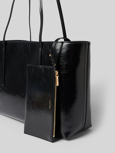 Produktfoto, Shopper mit Label-Detail von CK Calvin Klein in glänzendem Schwarz mit feiner Struktur und goldfarbenem Reißverschluss, Damen