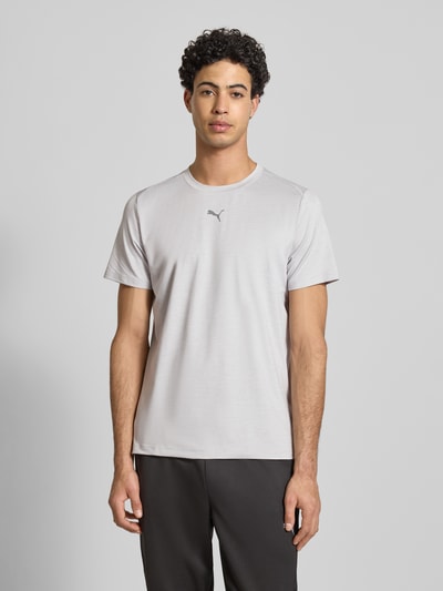 Männermodel trägt Regular Fit T-Shirt mit Rundhalsausschnitt von PUMA PERFORMANCE, Baumwoll-Viskose-Mix, Logo-Print, Ganzkörperansicht von vorne.