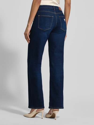 Vrouwenmodel draagt Wide Leg Jeans met Steekzakken van Guess, katoenmix met stretch, dark denim, binnenbeenlengte 80 cm, volledige lichaamsweergave achteraan.