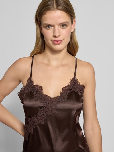 Frauenmodel trägt Trägertop aus Satin mit Spitzenbesatz Modell 'SOFIE' von Noisy May, asymmetrische Form, V-Ausschnitt, Nahaufnahme Oberkörper