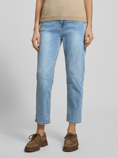 Frauenmodel trägt Jeans mit 5-Pocket-Design von ZABAIONE in Hellblau, gerader Schnitt, Baumwoll-Mix, Ganzkörperansicht von vorne.