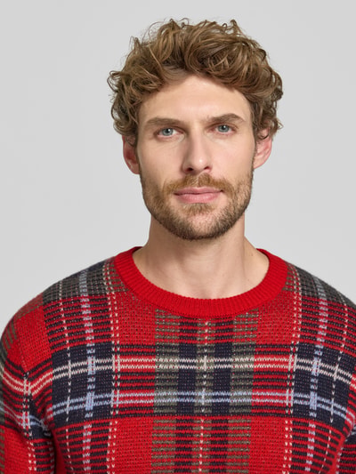 Männermodel trägt Oversized Pullover aus reinem Kaschmir von Christian Berg Men in Rot mit Karomuster, Nahaufnahme Oberkörper, Damen Pullover, elastische Abschlüsse, Rundhalsausschnitt, reines Kaschmir