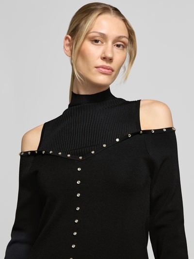 Frauenmodel trägt sukienka mini z mieszanki wiskozy Model 'Abito Maglia Corto' od Liu Jo White, Dopasowany krój, stójka, z długim rękawem, obszycie ozdobnymi kamieniami, wycięcia, kolor czarny, tekstura dzianiny, Nahaufnahme górnej części ciała.