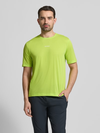 Mannelijk model draagt Funktionsshirt met ronde hals en logo van Salomon, regular fit in felgroen, borstlogo, vooraanzicht, ruglengte maat M 69 cm
