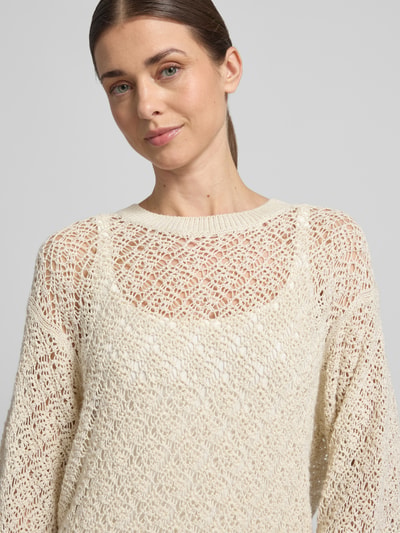 Frauenmodel trägt Strickpullover mit 3/4-Arm Modell 'Kilana' von JOOP! im Regular Fit, Material-Mix mit Leinen, Nahaufnahme Oberkörper.