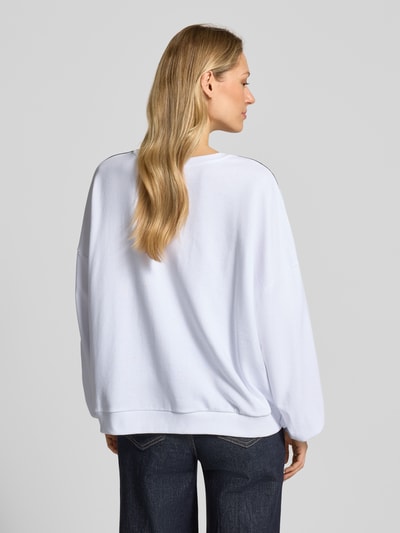 Frauenmodel trägt Oversized Sweatshirt aus Baumwoll-Mix Modell 'JAMIE' von Vero Moda, unifarben, Motiv-Print, Rückansicht, Ganzkörperansicht