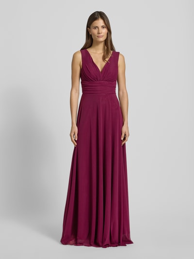 Frauenmodel trägt Abendkleid mit Raffungen von TROYDEN COLLECTION in Unifarbe, taillierte Passform, Maxi-Länge, V-Ausschnitt, breite Träger, Polyester; Ganzkörperansicht von vorne.