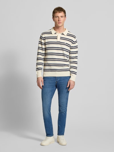 Męski model nosi Slim Fit Jeans Modell 'GLENN' von JACK & JONES, mieszanka bawełny z dodatkiem streczu, wpuszczane kieszenie, krój slim fit, szerokość w rozmiarze 32/32: 41 cm, długość wewnętrzna nogawki: 75 cm, jasnoniebieski kolor, widok całej sylwetki z przodu.