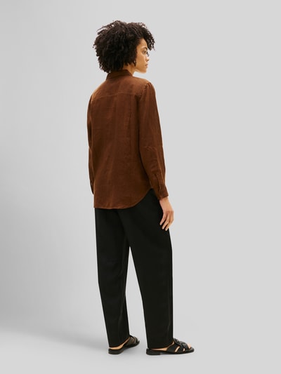 Frauenmodel trägt Relaxed Fit Langarmbluse aus reinem Leinen von Tommy Hilfiger, Optik: Unifarben, Materialverarbeitung: Flammgarn, Ganzkörperansicht Rückansicht.