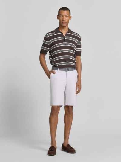 Männermodel trägt Bermudas mit Gürtel und Gesäßleistentaschen von Christian Berg Men, heller Farbton, Straight Fit, Ganzkörperansicht von vorne.