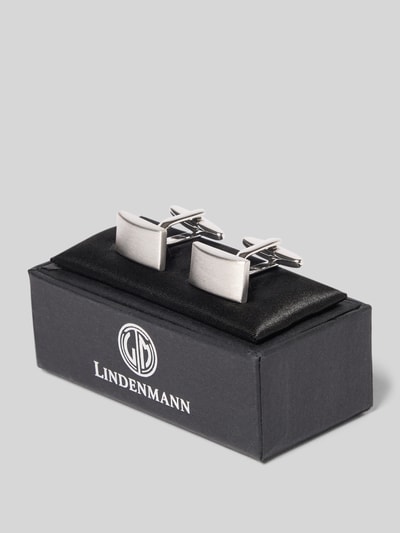 Produktfoto, silberfarbene Manschettenknöpfe im Geschenke-Set Modell 'Quadrat' von Lindenmann, quadratische Passform, Logo-Detail, schwarze Schachtel, elegantes Design, Herren Geschenke-Set
