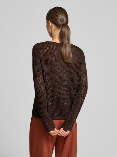 Vrouwenmodel draagt Relaxed Fit Pullover met Woll-Alpaka-Anteil van s.Oliver BLACK LABEL in donkerbruin met grove textuur, volledige achterkantaanzicht.