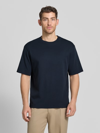 Männermodel trägt T-Shirt mit Logo-Print und Rundhalsausschnitt von Profuomo aus Reine Bio-Baumwolle, Relaxed-Fit, dunkles Blau, Ganzkörperansicht von vorne. Rückenlänge bei Größe M: 70 cm.