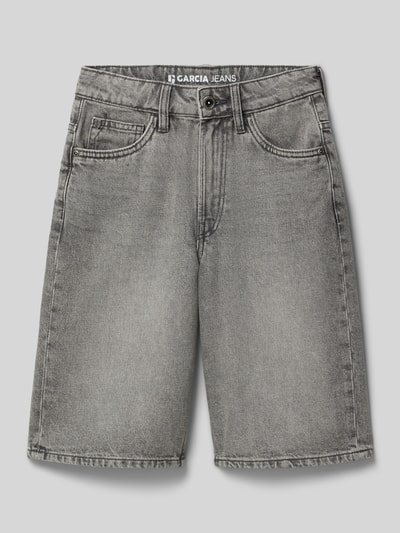 Produktfoto, Straight Fit Shorts mit Logo-Patch Modell 'Jaysen' von Garcia, kinder Shorts aus Reine Baumwolle in Denim-Optik, graue Farbe, 5-Pocket-Design, Knopf- und Reißverschluss, Bundweite 32 cm, Innenbeinlänge 27 cm, kindgerechte Größe.