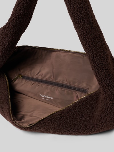 Produktfoto, Crossbody Bag aus Teddyfell von Studio Noos in Dunkelbraun, Reißverschluss-Hauptfach, Logo-Patch, weiche Textur, Innenfach sichtbar