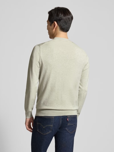 Męski model nosi Regular Fit Pullover aus Lyocell-Mix mit Seiden-Anteil von Profuomo, jasnoszary, okrągły dekolt, ściągacze, widoczna struktura dzianiny, długość tyłu 60 cm, długość rękawa 67 cm, krój regular fit, widok całej sylwetki z tyłu.