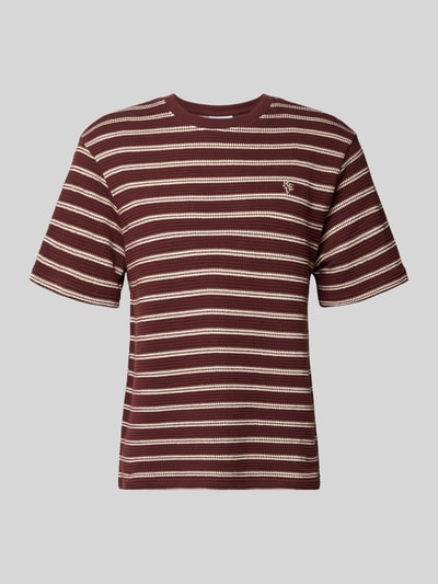 Produktfoto, Strukturiertes T-Shirt mit Logostickerei auf der Brust von REVIEW, gestreift in Braun und Beige mit Strukturmuster aus reiner Baumwolle, Gerader-Schnitt, Rundhalsausschnitt, Label-Stitching und Lochstickerei auf der Brust, Rückenlänge bei Größe M 70 cm.
