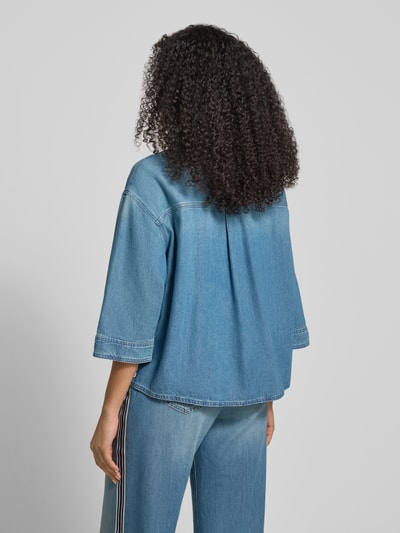 Vrouwenmodel draagt Jeansshirt met Stehkragen und Reißverschluss van Marc Cain, mix van katoen en lyocell, relaxed fit, tunnelkoord, ritssluiting, 3/4-mouw, ruglengte maat 36: 62 cm, mouwlengte maat 36: 43 cm, rugaanzicht.
