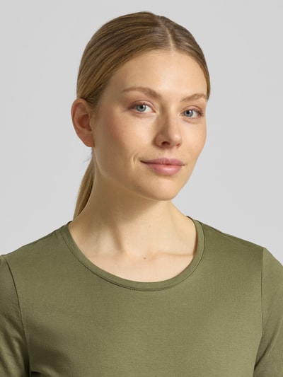 Frauenmodel trägt T-Shirt mit Rundhalsausschnitt von Christian Berg Woman in Olivgrün, Reine Baumwolle, Regular-Fit, 1/2-Arm, Nahaufnahme Oberkörper.