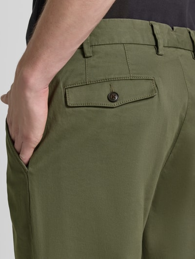 Mężczyznamodel nosi Chino mit Eingrifftaschen od Christian Berg Men, mieszanka bawełny i elastanu, krój regular fit, detal tylnej kieszeni, zbliżenie