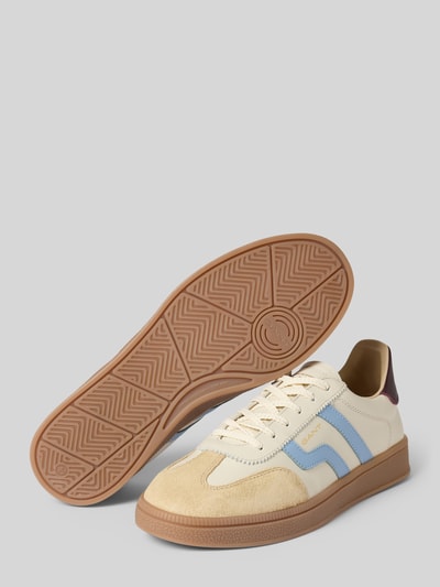 Produktfoto, Sneaker aus echtem Leder Modell 'Cuzima' von Gant, kremowy i jasnoniebieski kolor, gładka podeszwa, logo, okrągły kształt, wysokość obcasa w rozmiarze 40: 3 cm, wysokość cholewki w rozmiarze 40: 7 cm, szerokość w rozmiarze 40: 9 cm