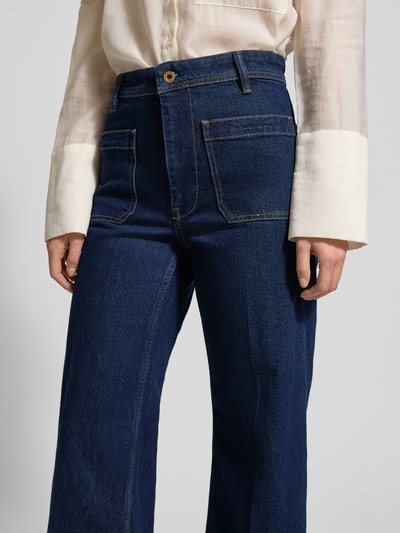 Vrouwenmodel draagt Flared Jeans met Eingrifftaschen van Polo Ralph Lauren, donkerblauw, katoen-elastaan mix, detailopname heupen.