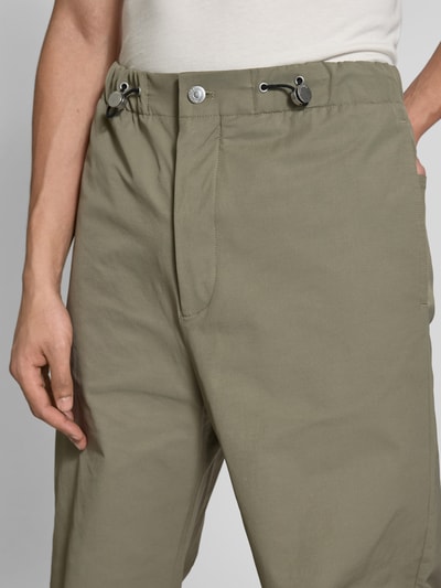 Nanushka Stoffhose mit Gesäßtaschen Oliv 3