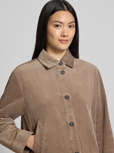 Frauenmodel trägt Regular Fit Hemdjacke aus reiner Baumwolle von Marc O'Polo in Beige mit sichtbarer Cordstruktur, Nahaufnahme Oberkörper, Damen Bomberjacke / Blouson.