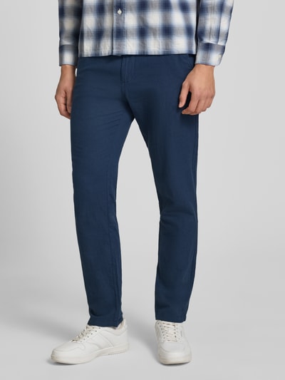 Mannenmodel draagt Tapered Fit Hose met steekzakken model 'STACE' van Jack & Jones, katoenmix, blauw, vooraanzicht volledige lichaamsopname.
