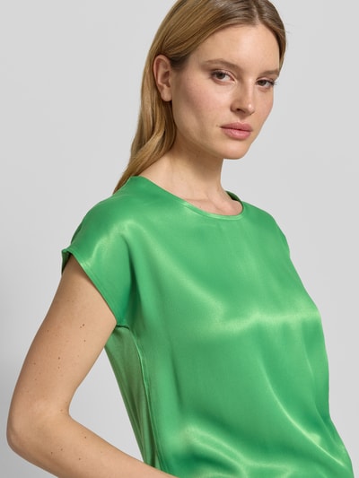 Frauenmodel trägt T-Shirt aus Viskose-Mix mit Kappärmeln von More & More, Damen T-Shirt in Grün, Gerader-Schnitt, Rundhalsausschnitt, Nahaufnahme Oberkörper.
